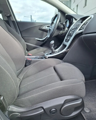 Opel Astra cena 26742 przebieg: 250750, rok produkcji 2012 z Toruń małe 92